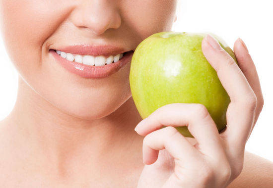 Народные и подручные средства отбеливания следует применять с особой осторожностью Народные и подручные средства отбеливания зубов